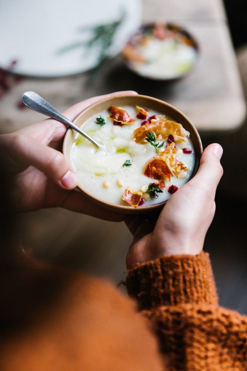 Recette soupe au chou-fleur à l'ail et pancetta Stylisme culinaire Lyon et photographie Besly